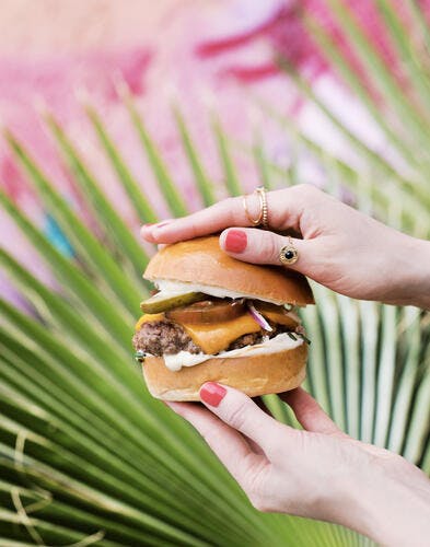 Recette - Burger Smash au Cheddar et Garniture Fraîche
