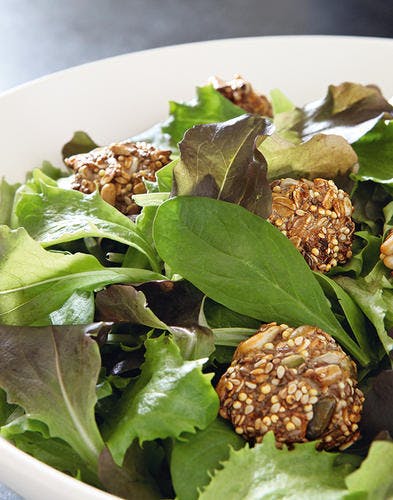 Recette - Salade fraîche au croustillant de graines et pistaches