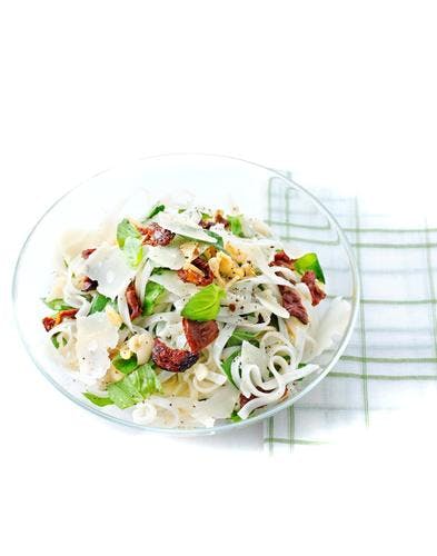 Recette - Salade de nouilles aux tomates séchées, parmesan et basilic
