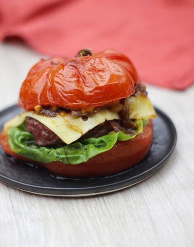 Recette - Burger Tomate Grillée, Steak, Fromage, Bacon et Oignons Caramélisés
