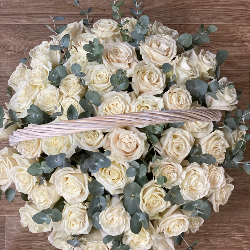 Blumenkorb '51 weiße Perle Rose Premium' bestellen und versenden für