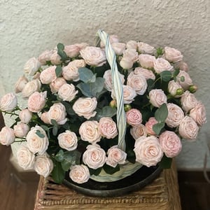 Корзина с кустовой розой бомбастик