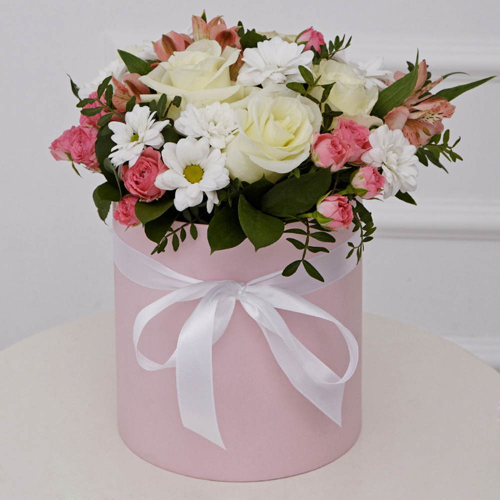 Hat box with flowers 'Fashion' - order and send for 127 $ with same day  delivery - MyGlobalFlowers