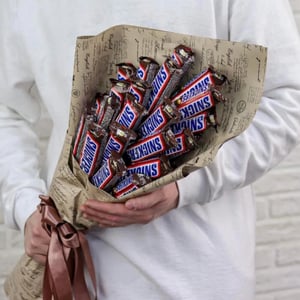 Сладкий букет из Snickers