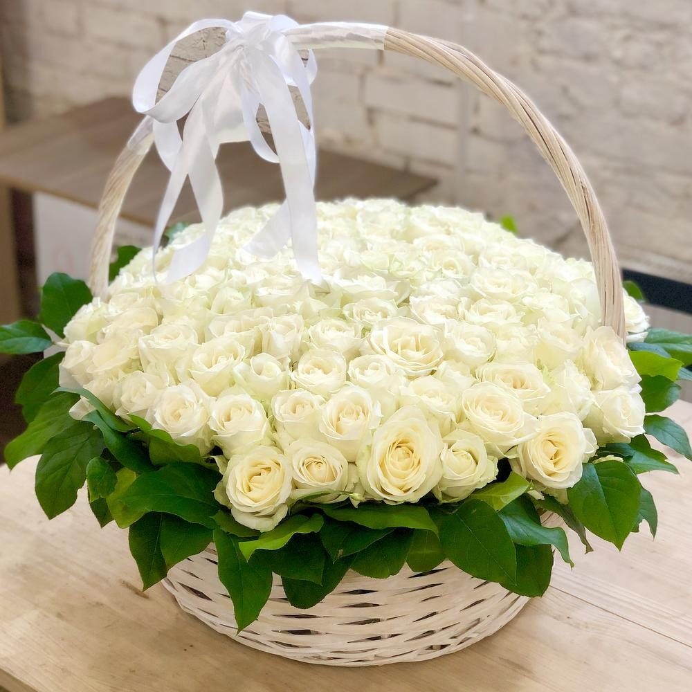 Flower basket White roses in a basket