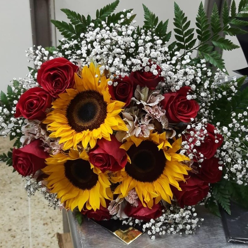 Bouquet of 12 roses and 3 sunflowers - order and send for 35 $ with same  day delivery - MyGlobalFlowers