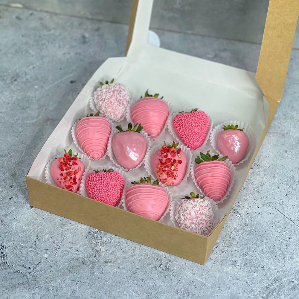 12 strawberries in milk chocolate