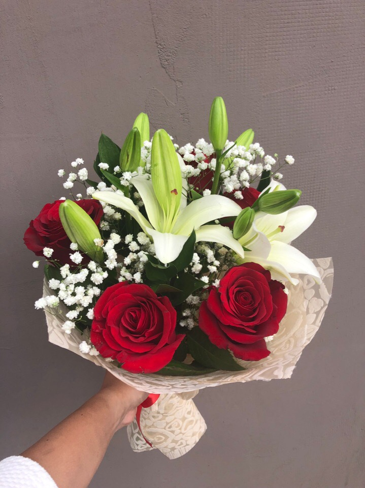 Blumenstrauß mit Lilie, Rosen und Schleierkraut in Nischni Nowgorod