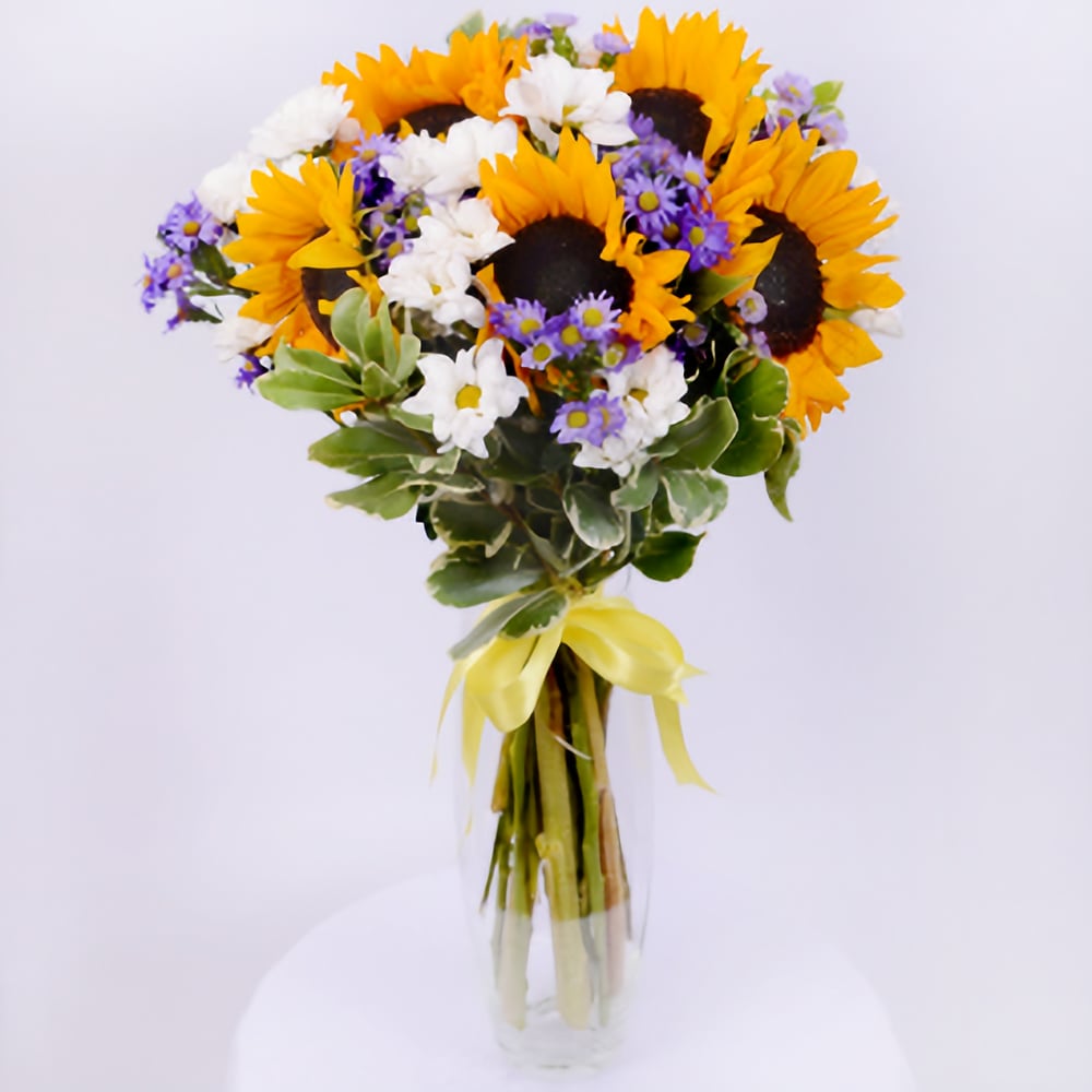 Bouquet 'Sunny meadows: Yellow sunflowers and white Chrysanthemums