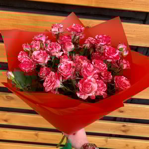 Букет из ажурных кустовых роз