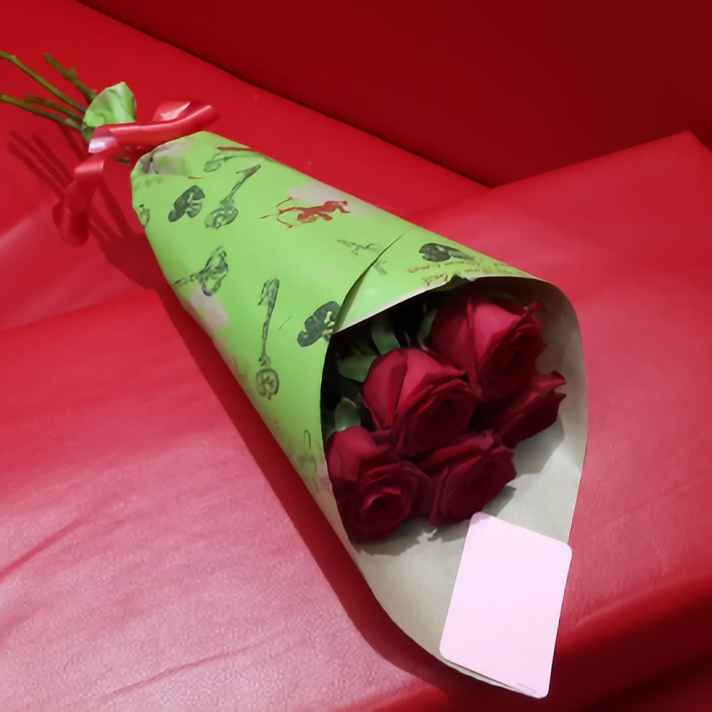 Упаковать 1 розу. Бумага для букетов. Упаковка букета в бумагу. Как упаковать розы. Красивая упаковка для цветов.