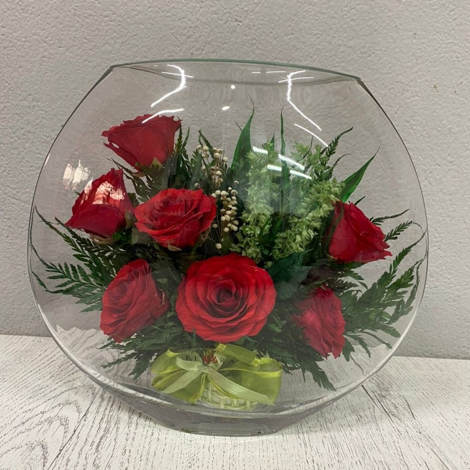 Vacuum vase with red roses — MyGlobalFlowers