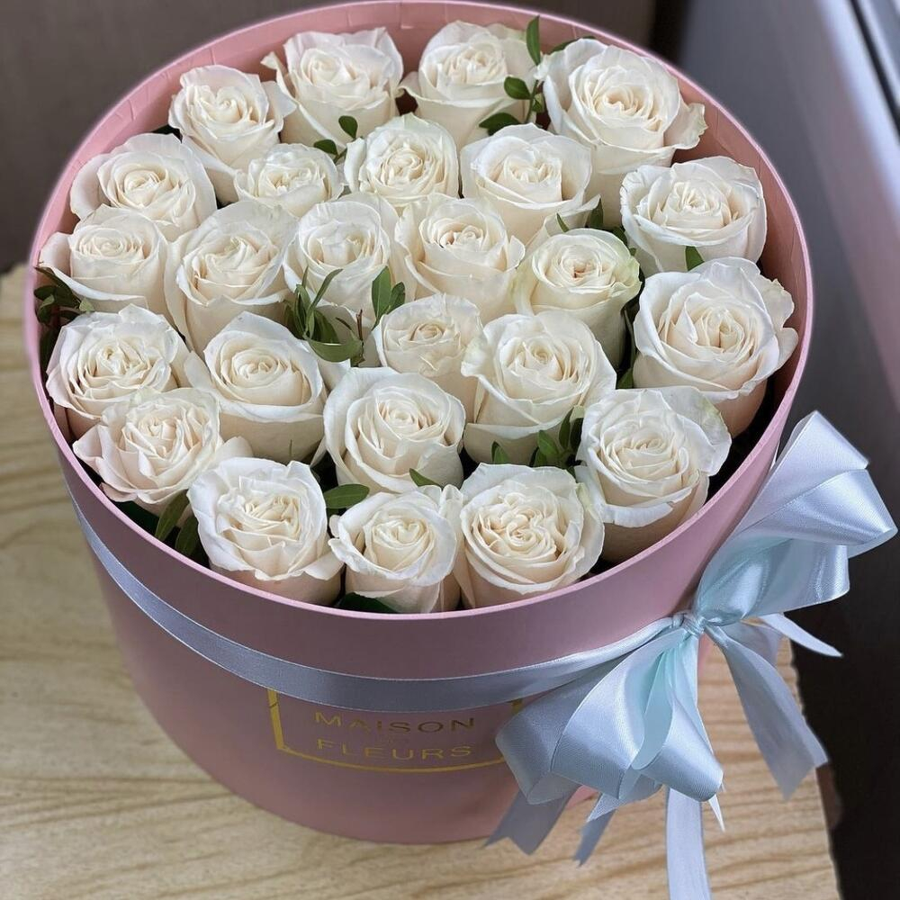 Hat box with flowers «25 white roses in a box» - order and send for 99 $  with same day delivery - MyGlobalFlowers