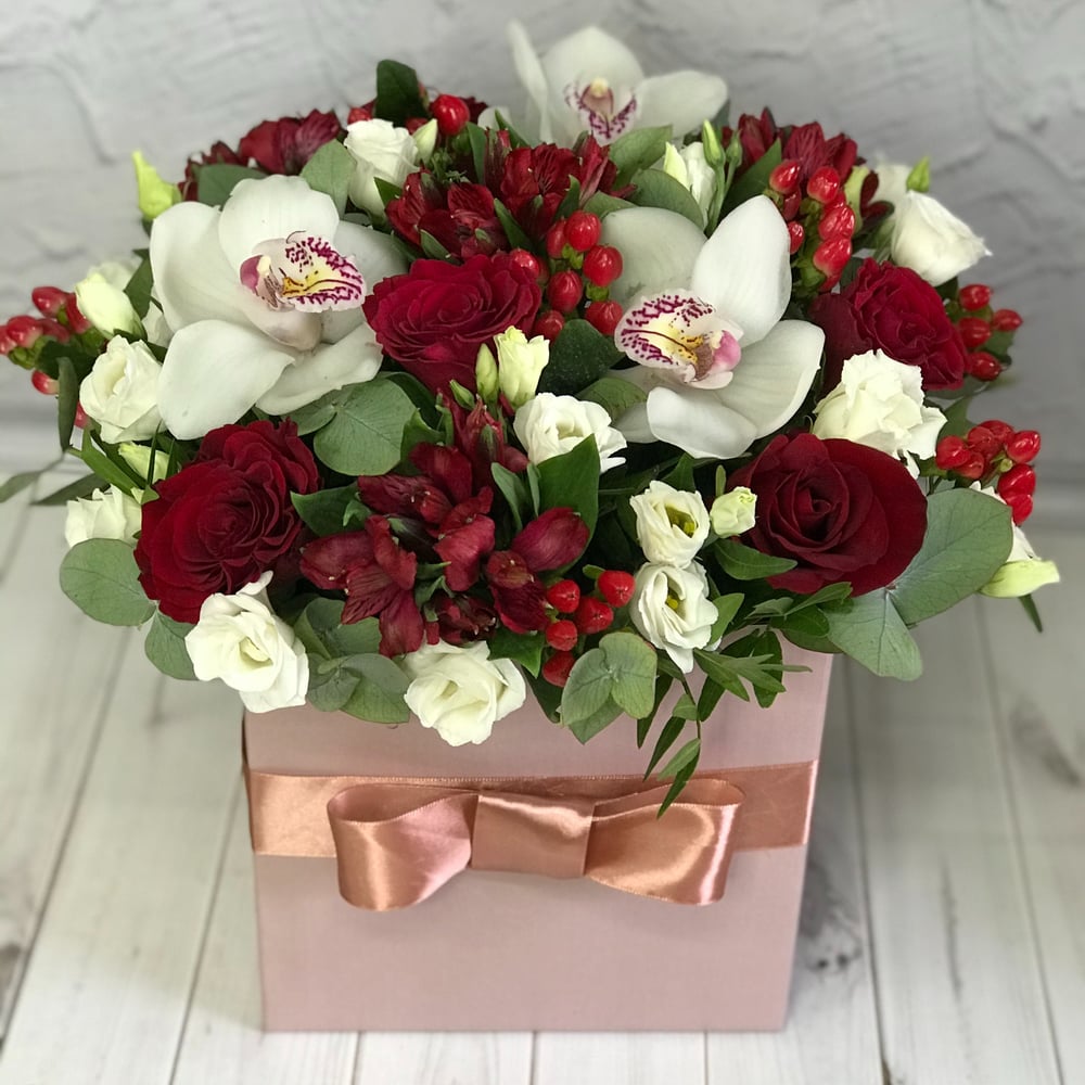 Flower box 'Coco Chanel' - order and send for 58 $ with same day delivery -  MyGlobalFlowers