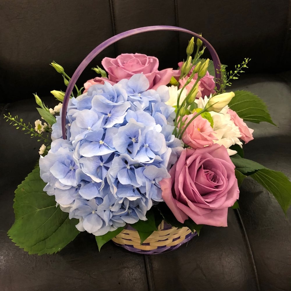 Корзина с цветами «Композиция с гортензией» из роз и эустом - заказать ...