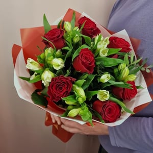 Букет с альстромерией и розой