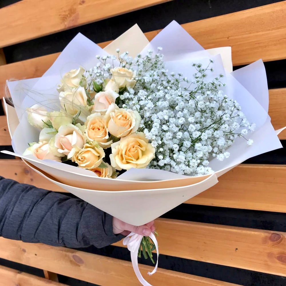 Bouquet of spray roses and gypsophila - order and send for 29 $ with same  day delivery - MyGlobalFlowers