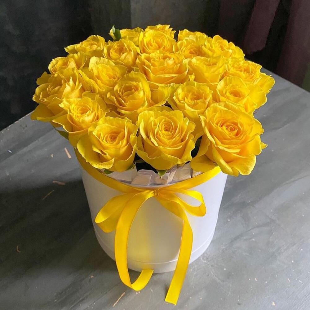 Hat box with flowers 'Bouquet of 19 red roses in a box' - order and send  for 51 $ with same day delivery - MyGlobalFlowers