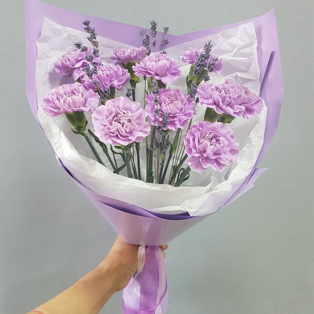Bouquet of moon carnations with lavender - order and send for 22 $ with  same day delivery - MyGlobalFlowers