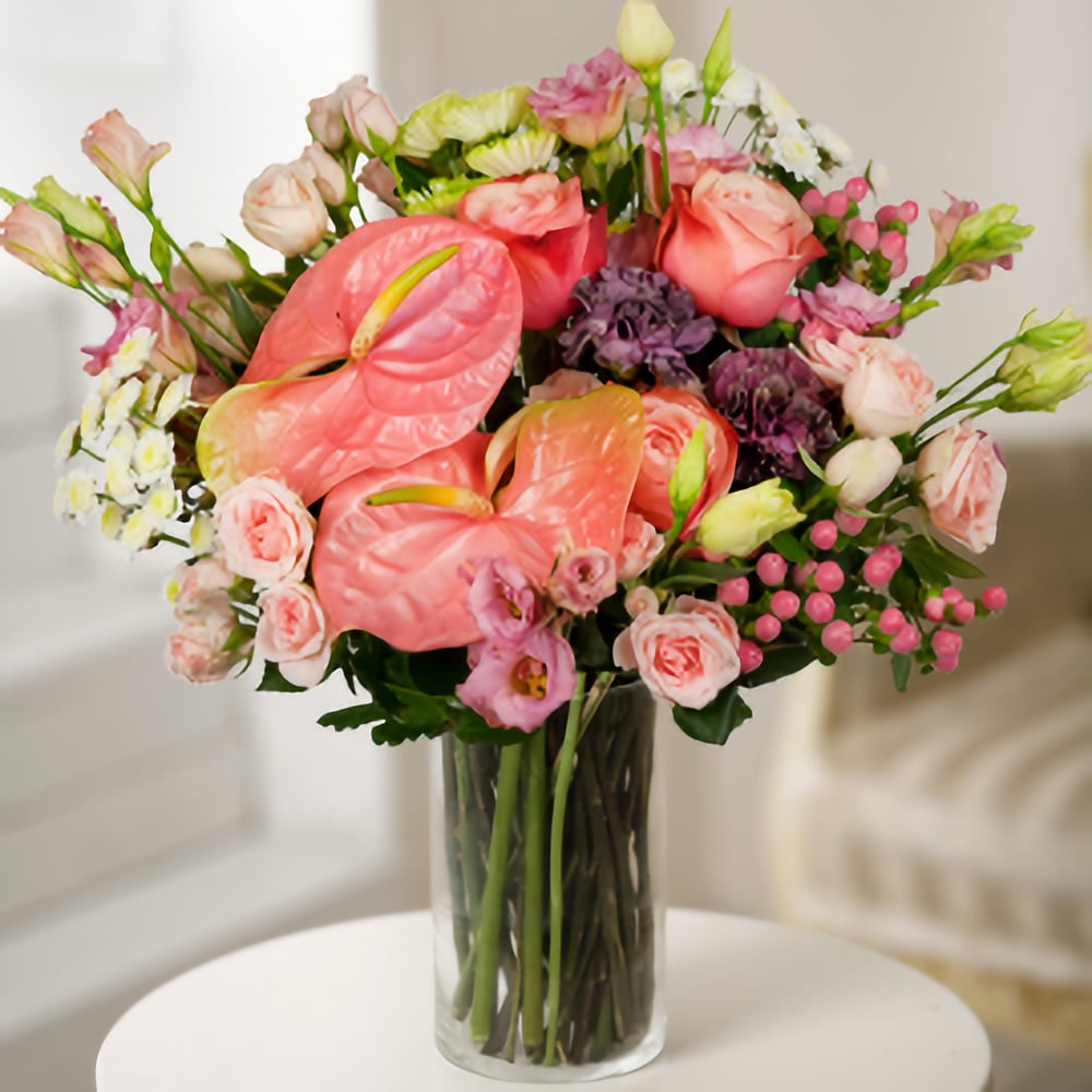 Blumenstrauß 'Ode an die Schönheit: Anthurium und Nelken' - bestellen und versenden für 98 € mit 
