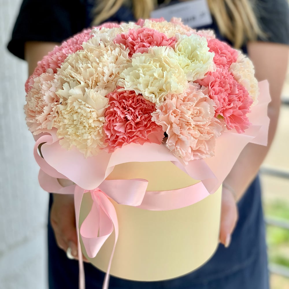 Hat box with flowers 'Mono composition of carnations' Order Flower