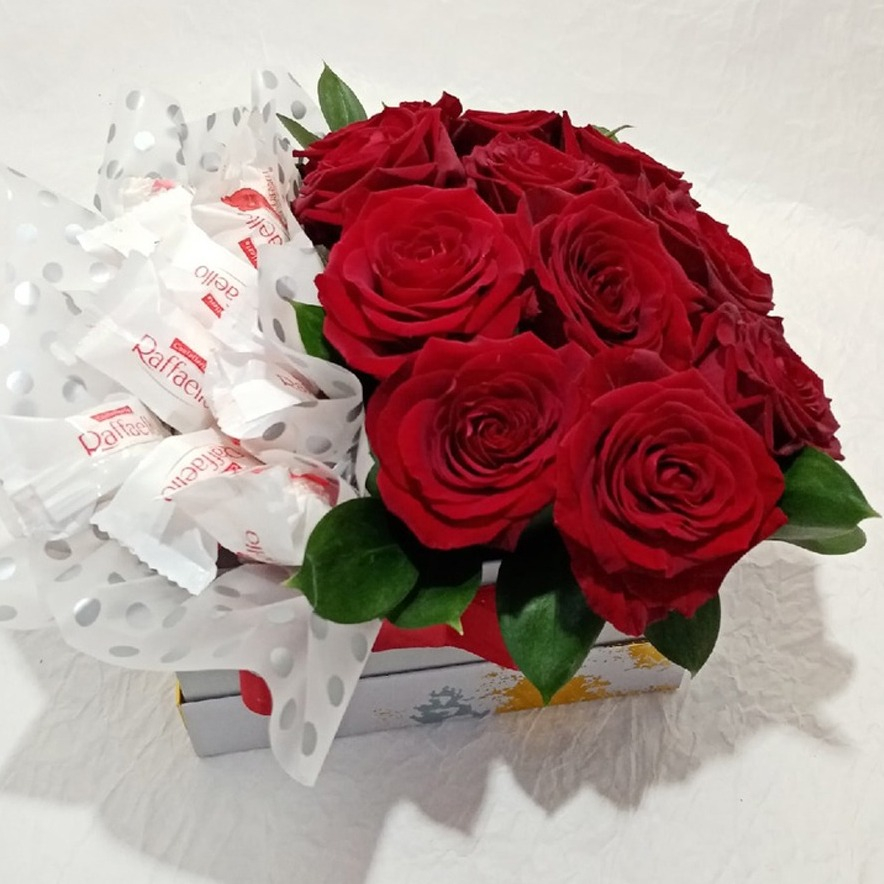 Blumen in einer Box mit Raffaello bestellen und versenden für 42