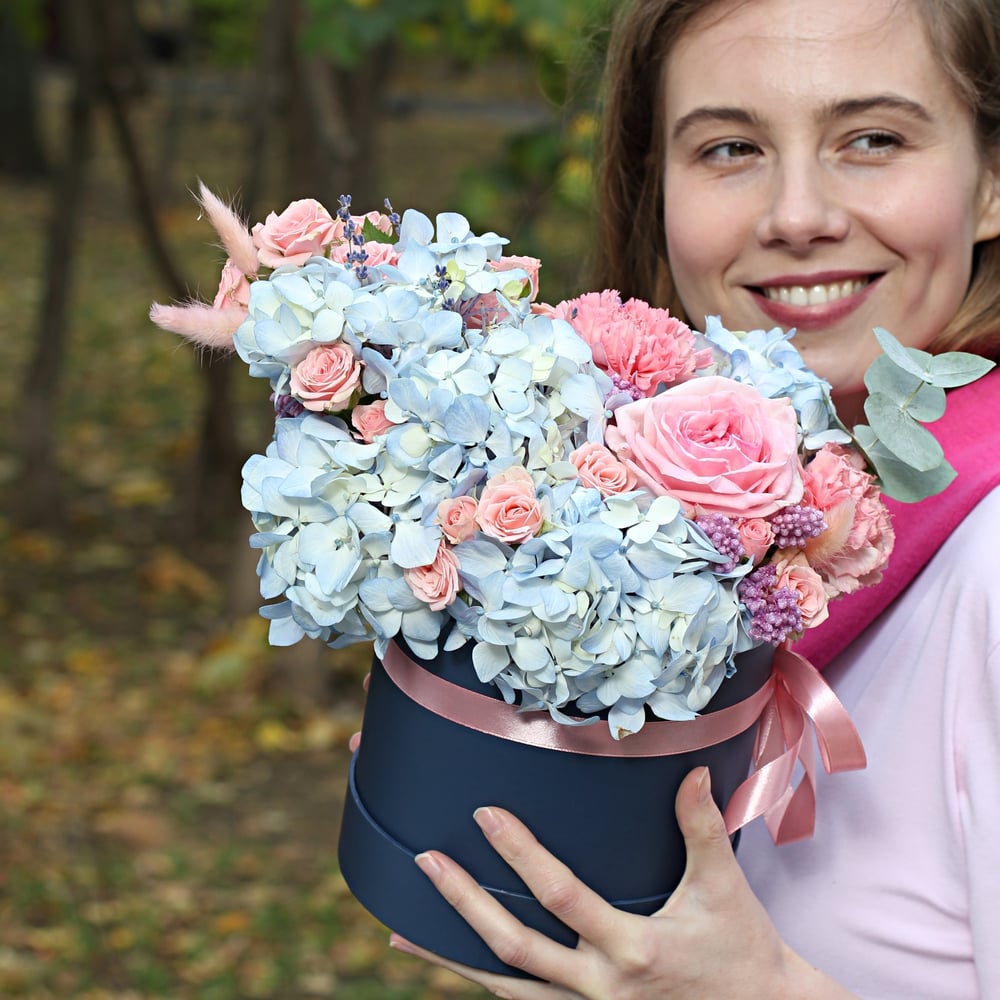 Hat box with flowers 'Smurfette' order and send for 54 with same