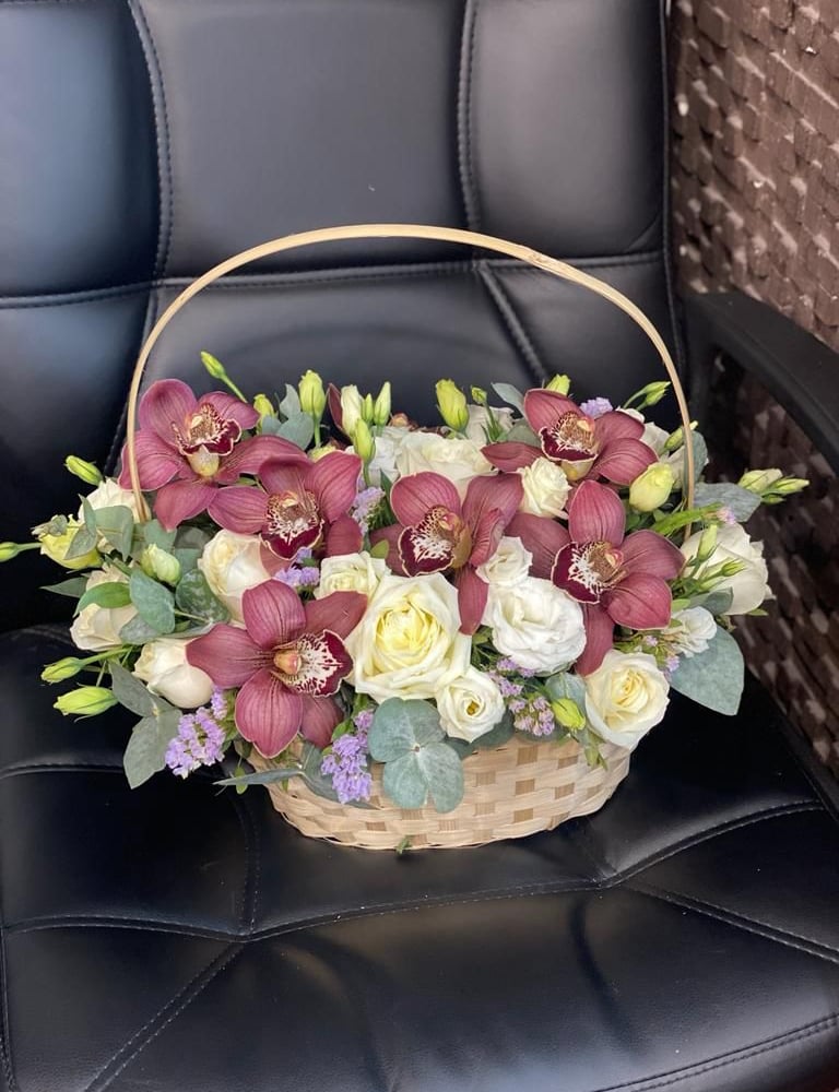 Корзина с цветами «Капучино» из орхидей и роз - заказать и купить за 6 ...