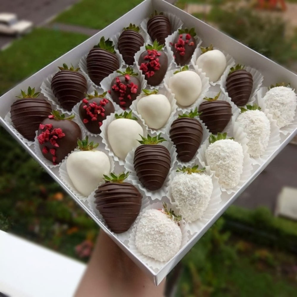 Strawberries in chocolate "Assorted"