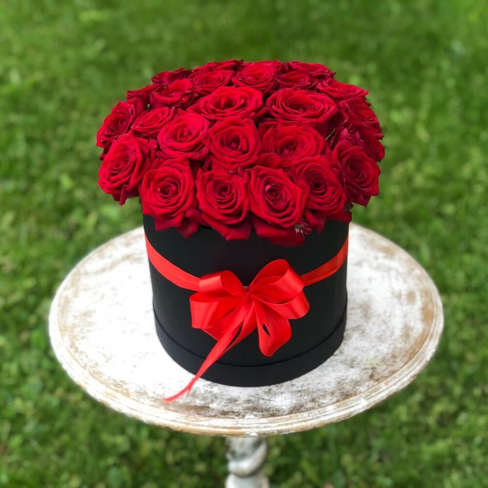 Hat box with flowers 'Passion: Red roses in a box' - order and send for 193  $ with same day delivery - MyGlobalFlowers