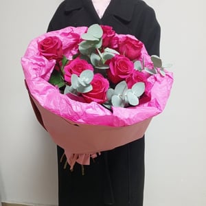 Монобукет розовых роз с эвкалиптом