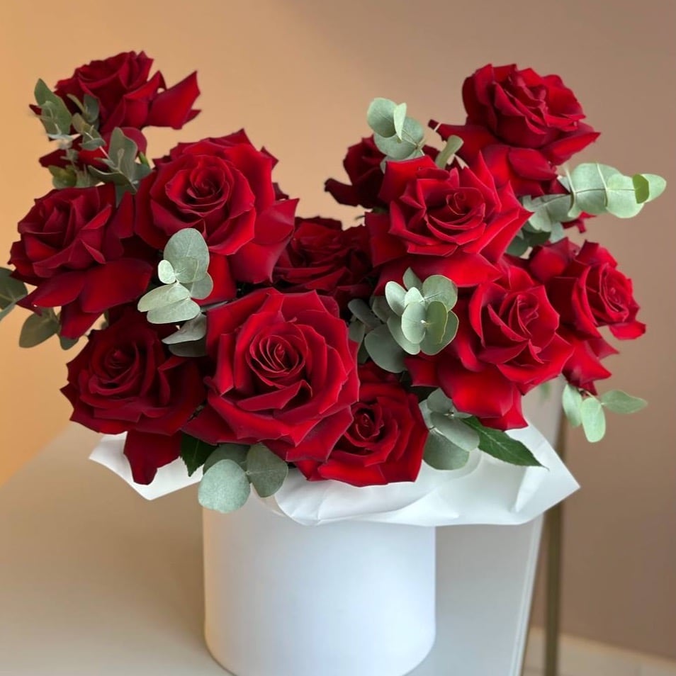Blumenbox 'Scharlachrote französische Rosen mit Eukalyptus' vershicken ...
