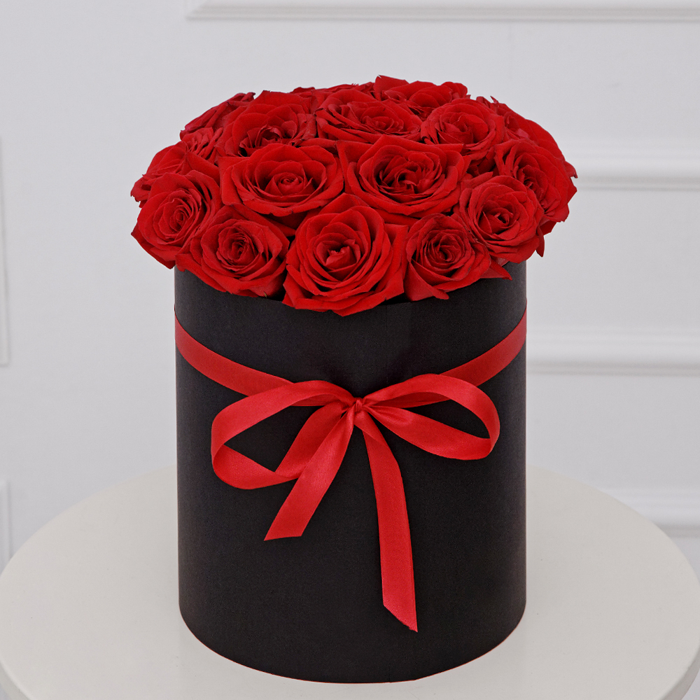 Hat box with flowers 'Passion: Red roses in a box' - order and send for 193  $ with same day delivery - MyGlobalFlowers