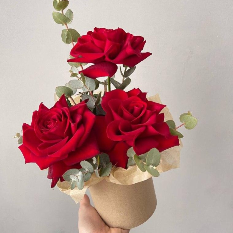 Hat box with flowers '3 French roses in a box' Flowers | Flower Delivery
