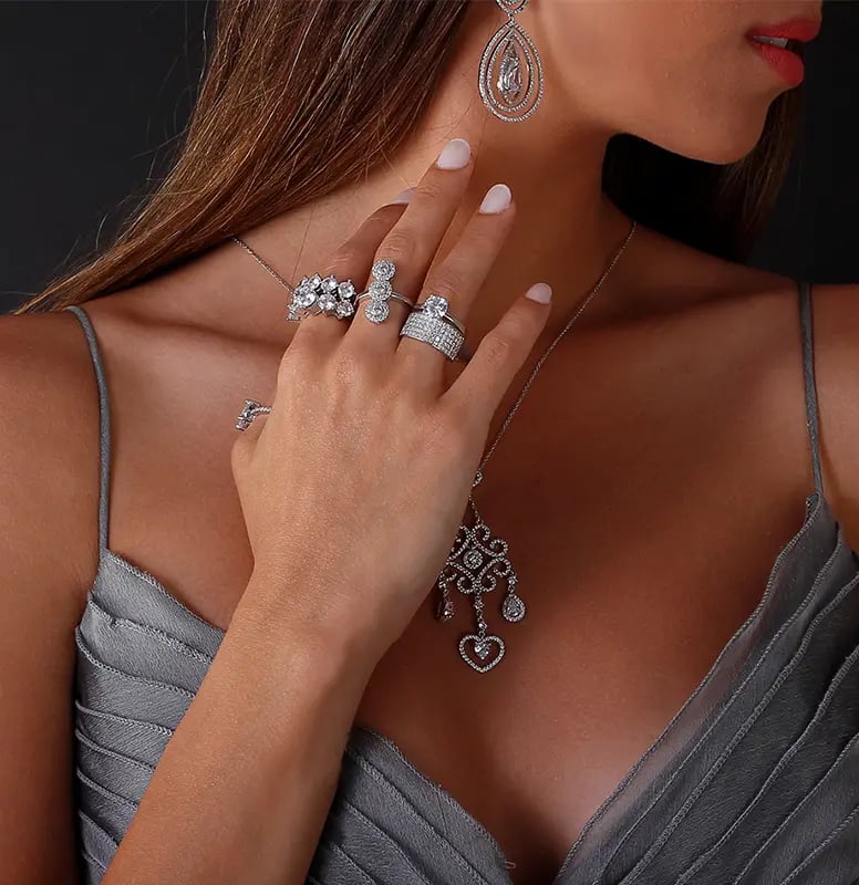 Sparkling diamond with enhanced brilliance