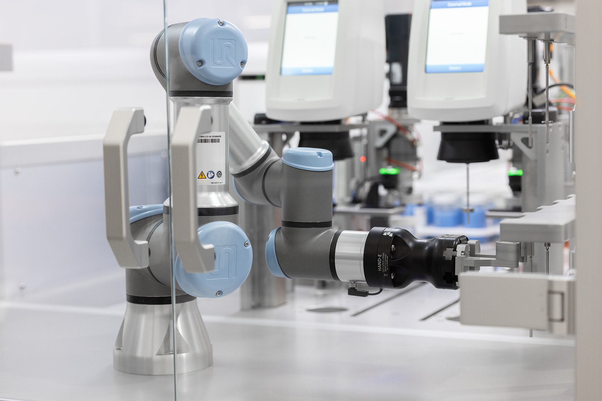 UR arm automatically changing the Brookfield DV2T viscometer in the Sample Stability System
