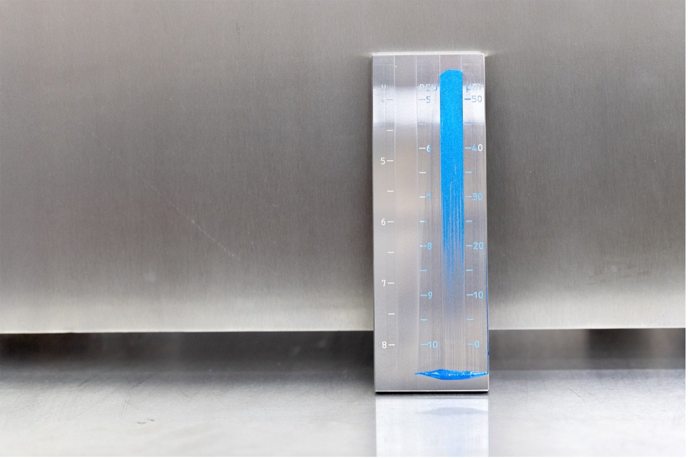A Hegman gauge with a dispersion of blue paint