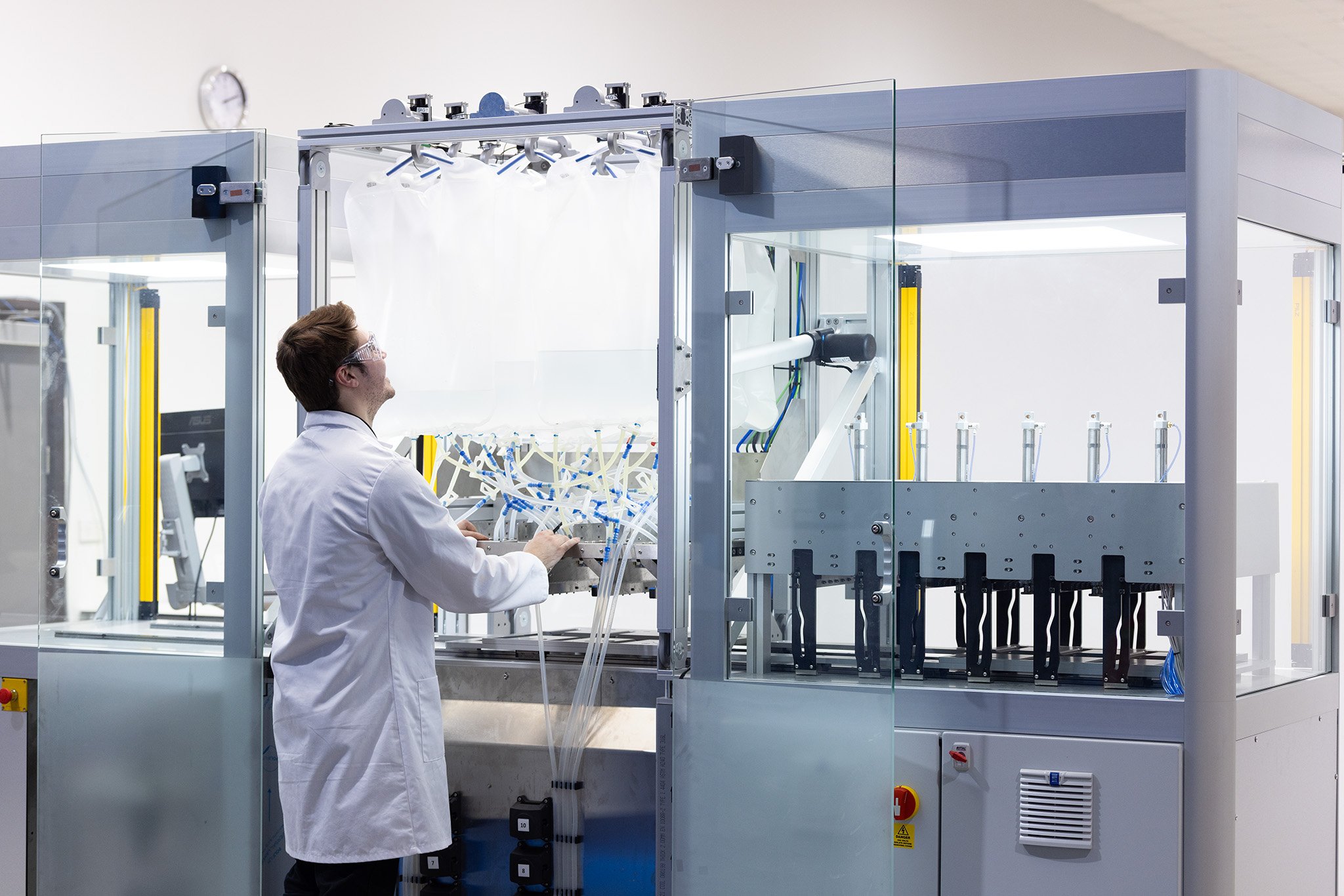 Side-loading device to lower overhead liquid reservoir bags