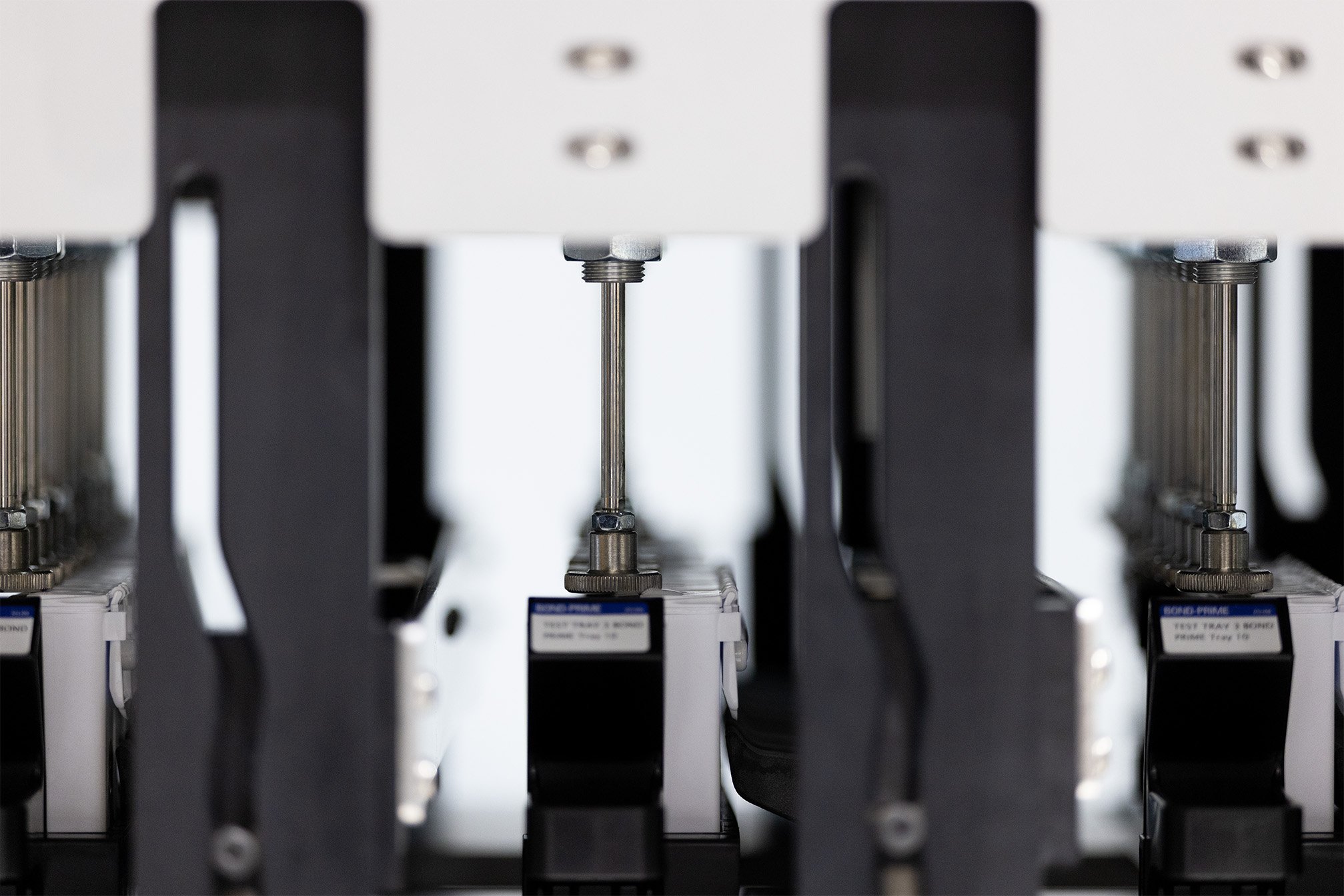 Lid closing using an automated 'flip and clamp' module