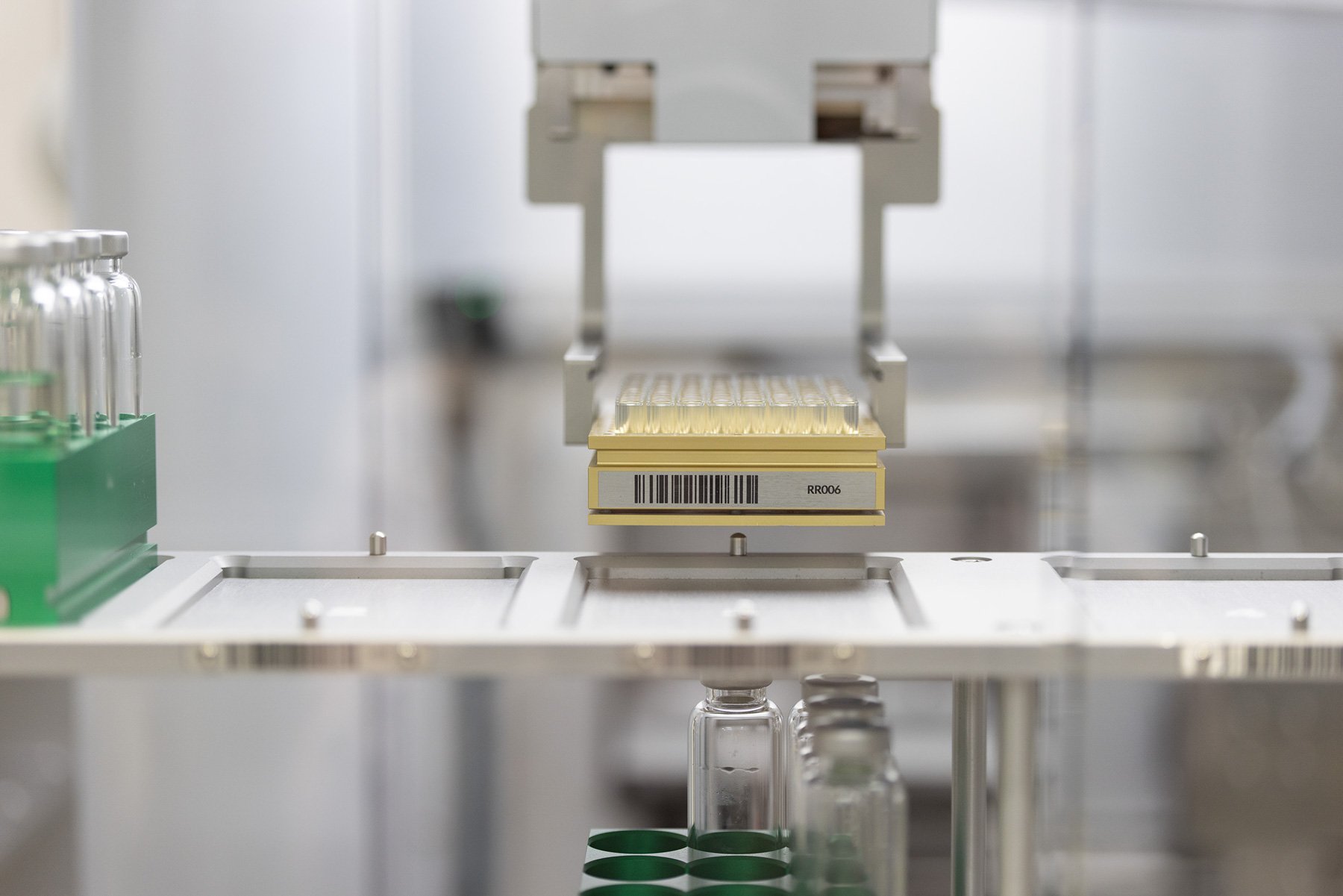 Robot arm holding a vial rack