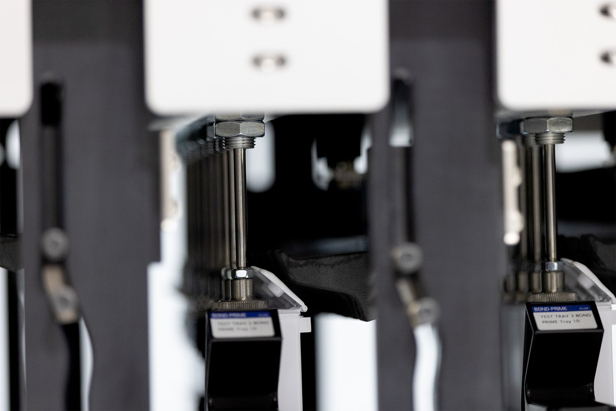 Lid closing using an automated 'flip and clamp' module