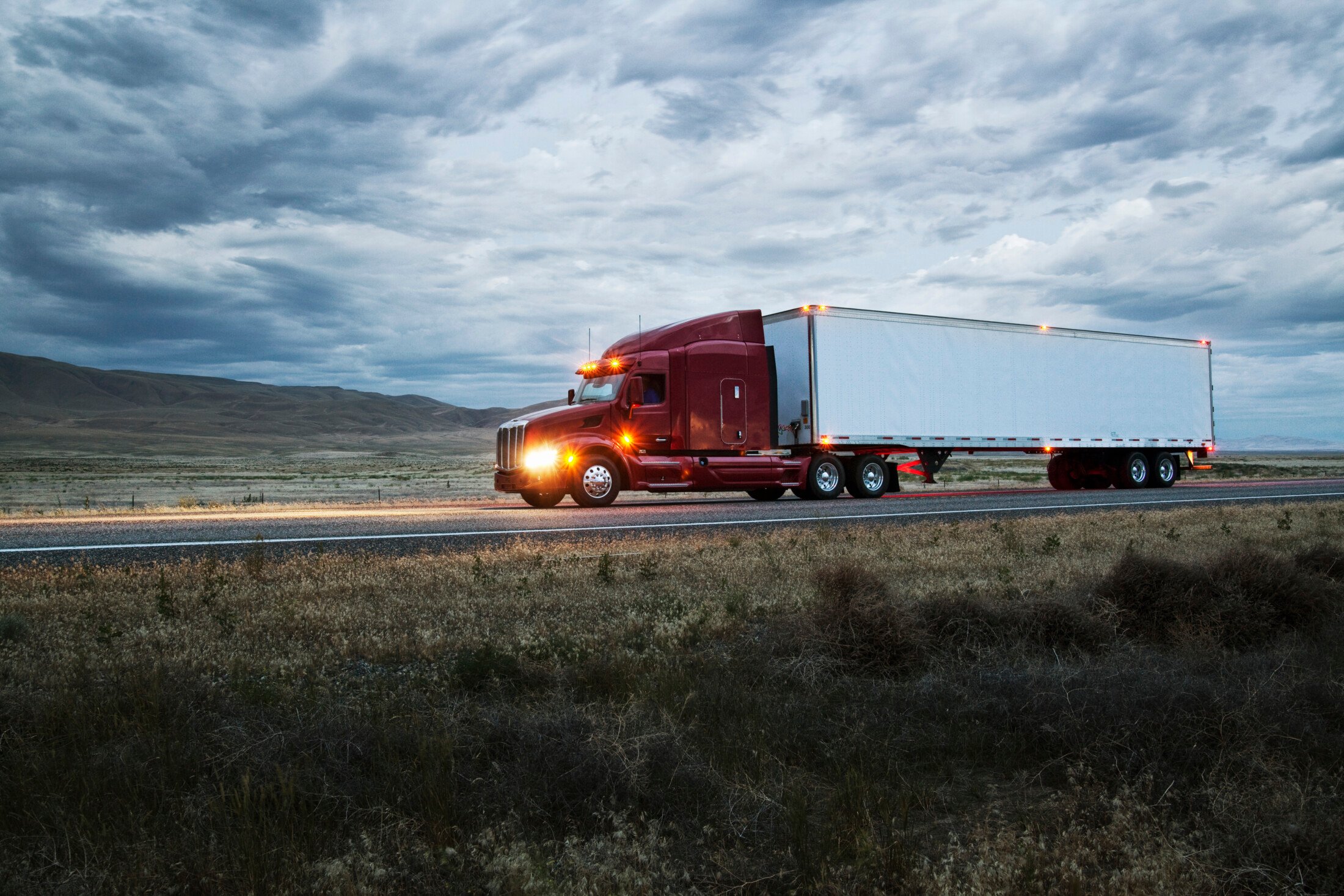 Long-Distance Moving Arcadia | Expert Tips from OverEasyMovers 1 Long-distance moving Arcadia truck from OverEasyMovers on the highway.