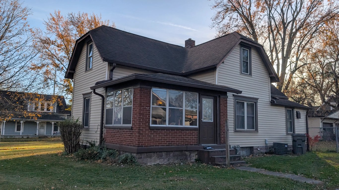 Older Evansville home from the 1930–40s sold for cash despite structural and plumbing problems.