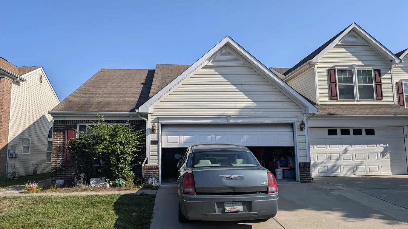 2000s Fishers Indiana home purchased for cash before foreclosure auction