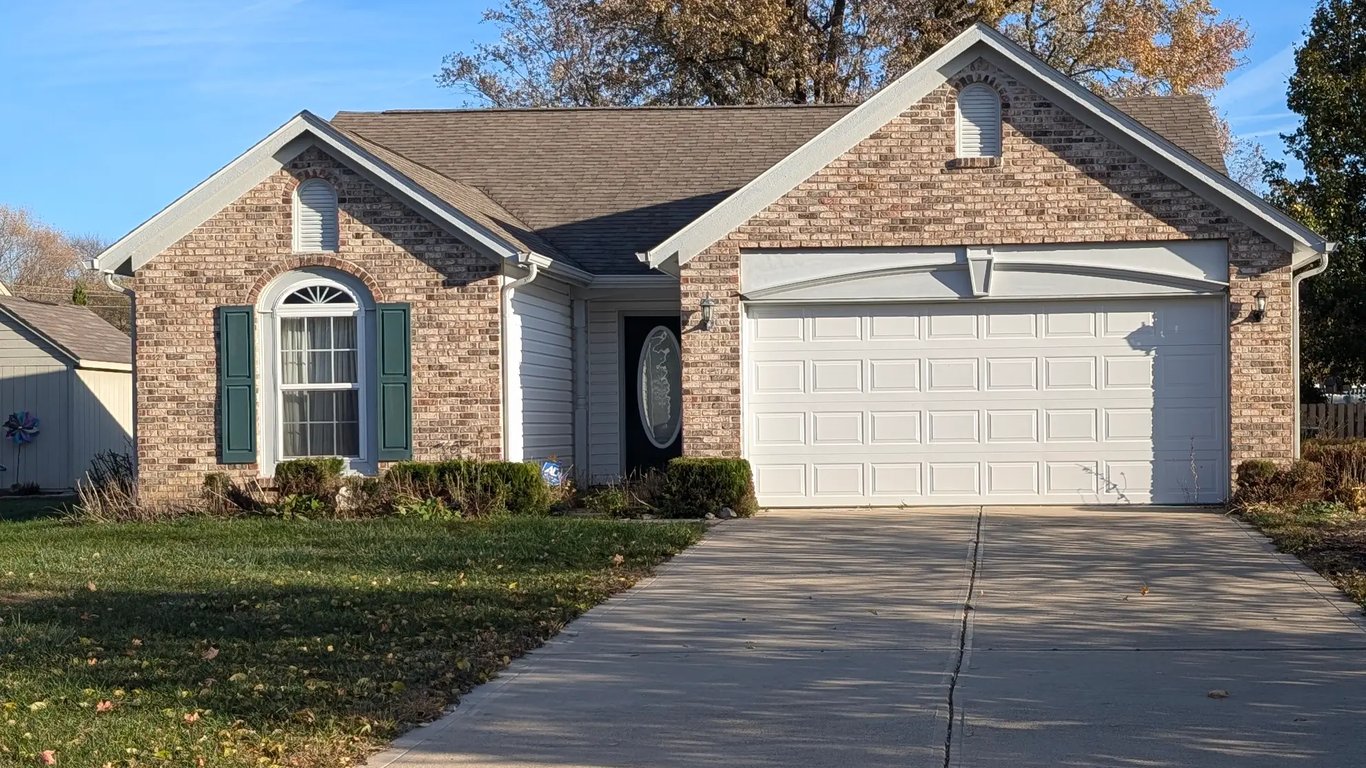 Newer 2002 Fort Wayne home sold to Spectrum Property Solutions by retiring homeowners relocating to Florida.