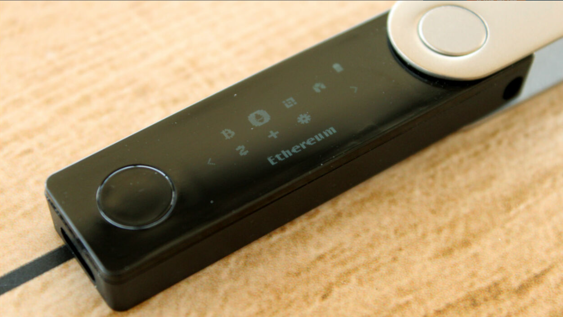 Ledger Nano X vs Trezor T - basic features