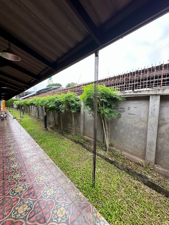 บ้านมะเฟือง เกสเฮาส์ ใกล้บขสกาญจนบุรี ถนนคนเดินกาญจนบุรี Baanmafeung Guesthouse near Skywalk Bus Station Kanchanaburi