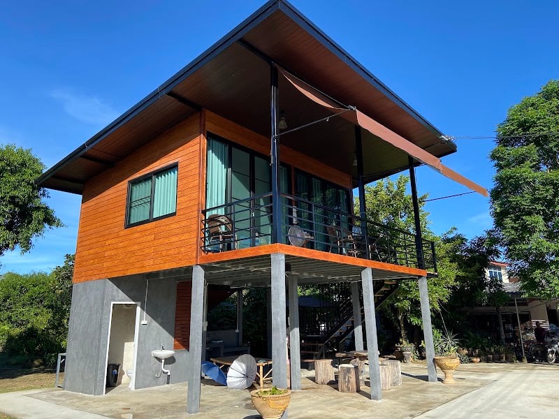 บ้านท่าเรือยิ้มกรุง โฮมสเตย์ (ที่พัก/โรงแรม)