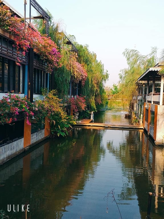 โรมแรมรักบัว (ที่พักรายวันและสวนอาหาร)
