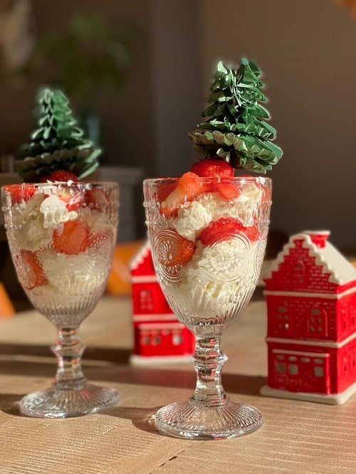 hangop kerstdessert met aardbijen